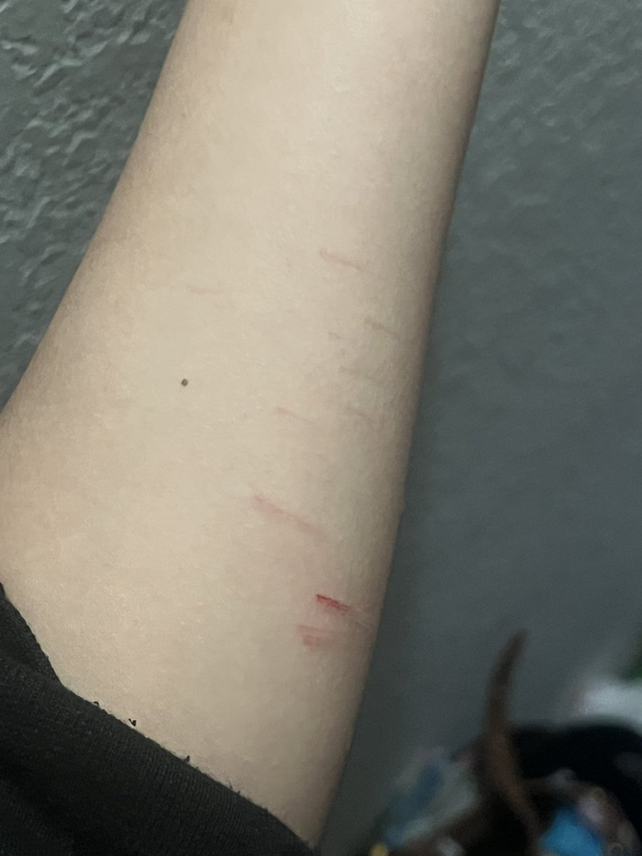 DULL SCISSORS PMO HHHJJEIDHW I’m multiswiping like crazy and I can barely do anything😭💔💔