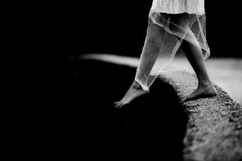 #aigabell
#poetry
#FireWriters35
<a href="/FireWriters35/">FireWriters35</a>

Za niebieskimi oczami
Wysokość błyszcząca obłędem
Z rozpaczy...
Do gwiazd

Bo chciała w nich zostać
A z miłości nie mogła
Bo jeszcze nie było ich
... Tam