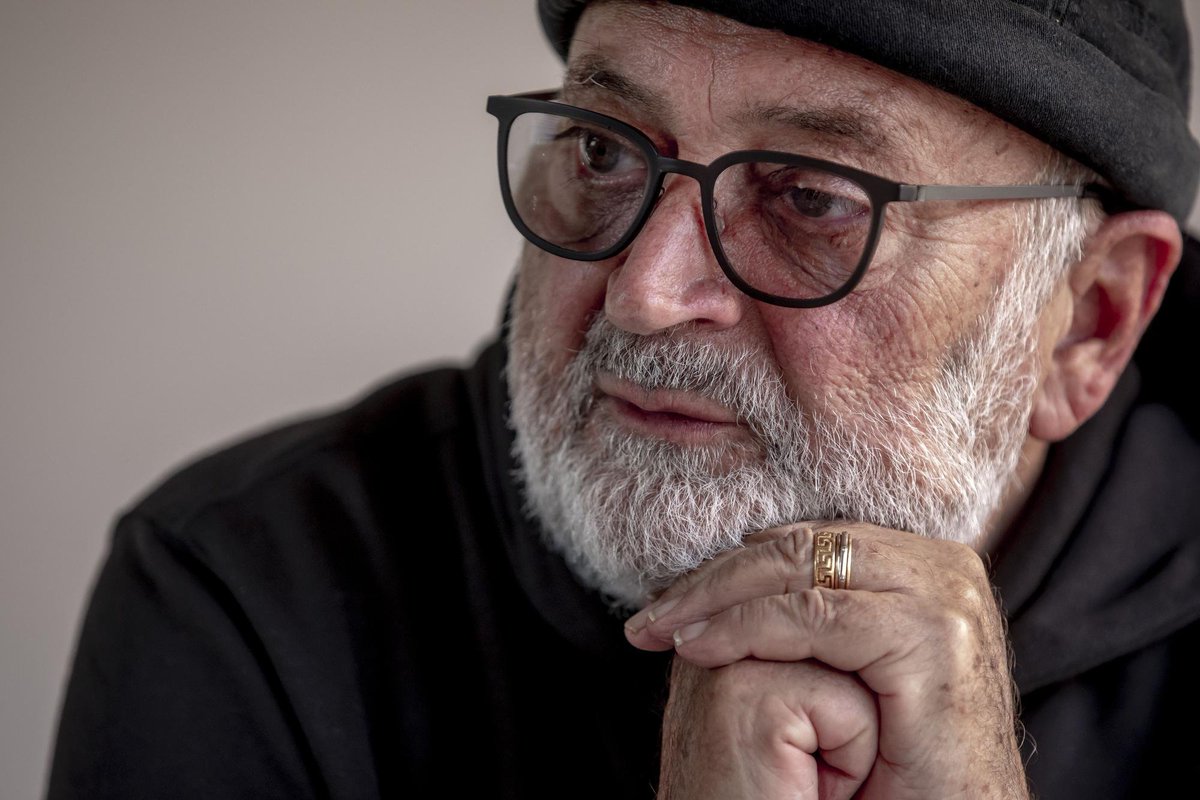 El mirall em diu que tot poema 
és un memento, 
aqueixa nota de temps, 
aquest senyal per recordar alguna 
cosa 
que xifra la textura d’una vida.

—Biel Mesquida