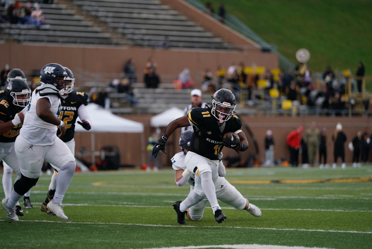MWSUGriffons's tweet photo. Battled the Bods. Rang the bell 🔔

@MWSU_Football scored the go-ahead TD with 1:44 to go and the defense held on in a 27-24 win over Washburn on Saturday at Spratt Stadium.

📰 - https://t.co/Bl1rXdDjmM

#BlackisGold🔔| #A10Mentality https://t.co/a7JAwu4ayY