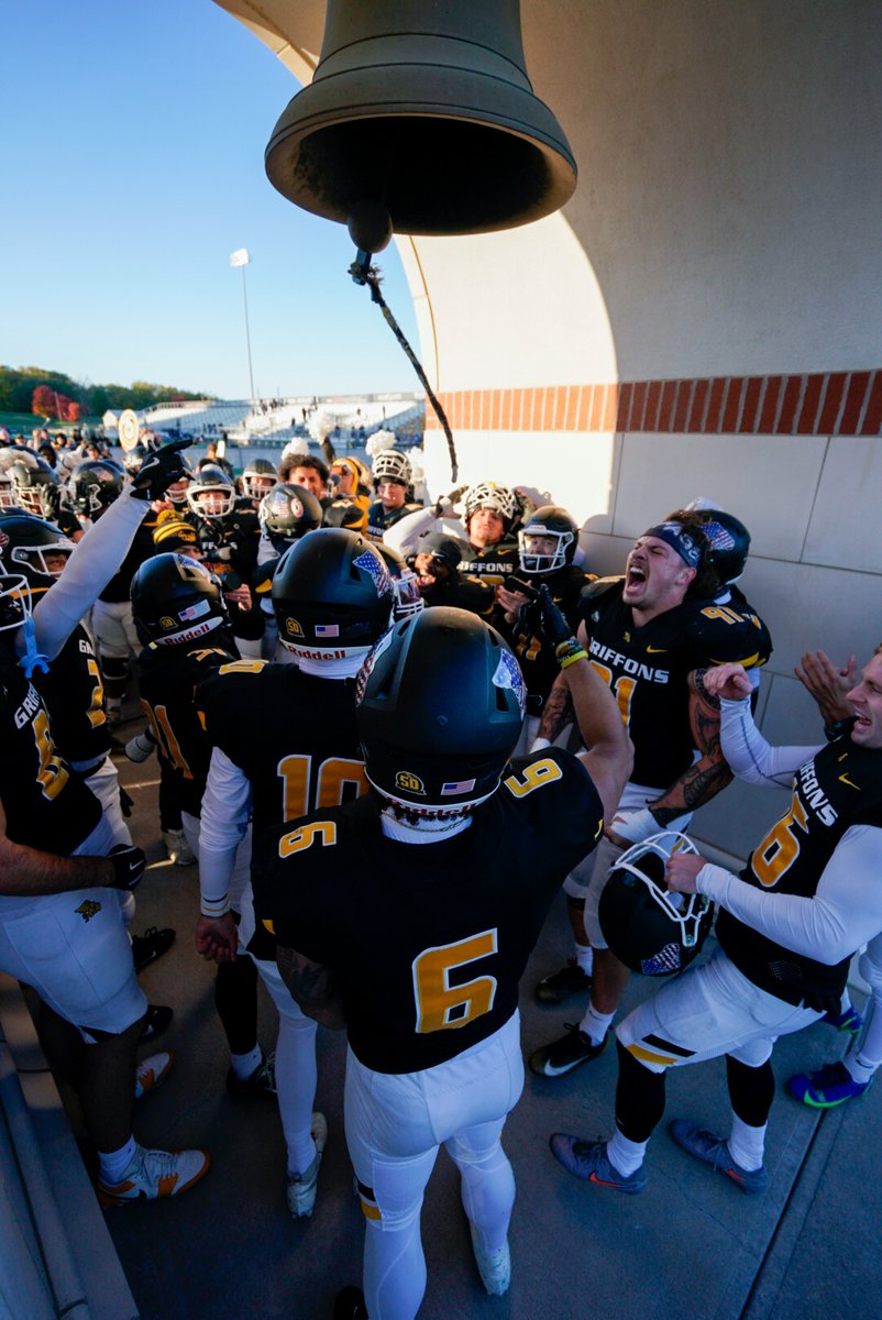 MWSUGriffons's tweet photo. Battled the Bods. Rang the bell 🔔

@MWSU_Football scored the go-ahead TD with 1:44 to go and the defense held on in a 27-24 win over Washburn on Saturday at Spratt Stadium.

📰 - https://t.co/Bl1rXdDjmM

#BlackisGold🔔| #A10Mentality https://t.co/a7JAwu4ayY