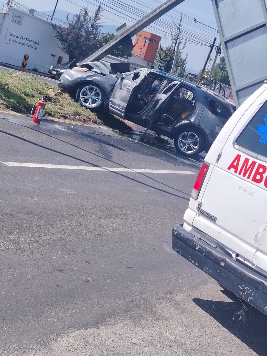 amdigitalhgo's tweet image. 𝐑𝐈Ñ𝐀 𝐓𝐄𝐑𝐌𝐈𝐍𝐀 𝐄𝐍 𝐂𝐇𝐎𝐐𝐔𝐄 𝐄 𝐈𝐍𝐂𝐄𝐍𝐃𝐈𝐎 𝐃𝐄 𝐂𝐀𝐌𝐈𝐎𝐍𝐄𝐓𝐀 𝐄𝐍 𝐄𝐋 𝐀𝐑𝐄𝐍𝐀𝐋
· Los ocupantes del vehículo se vieron involucrados en una confrontación y, al intentar huir, atropellaron a una persona.
Una riña derivó en el choque e incendio de una…