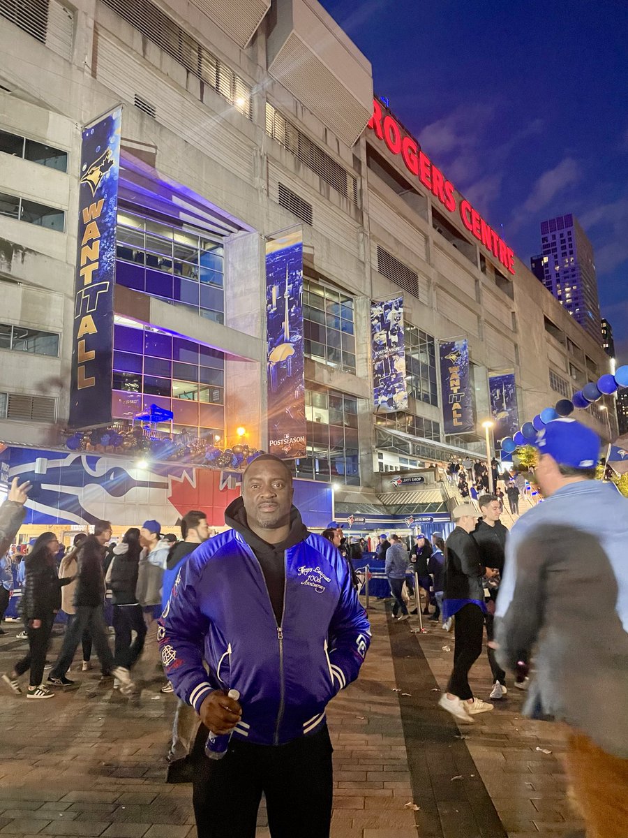 JermaineReed's tweet photo. Game 7, World Series, Toronto! ⚾️🇨🇦+ 🇺🇸

Honoring the legends tonight by rocking my Negro Leagues Baseball jacket.

#WorldSeries #Game7 #Toronto #NegroLeagues https://t.co/MtAOtS6oc6
