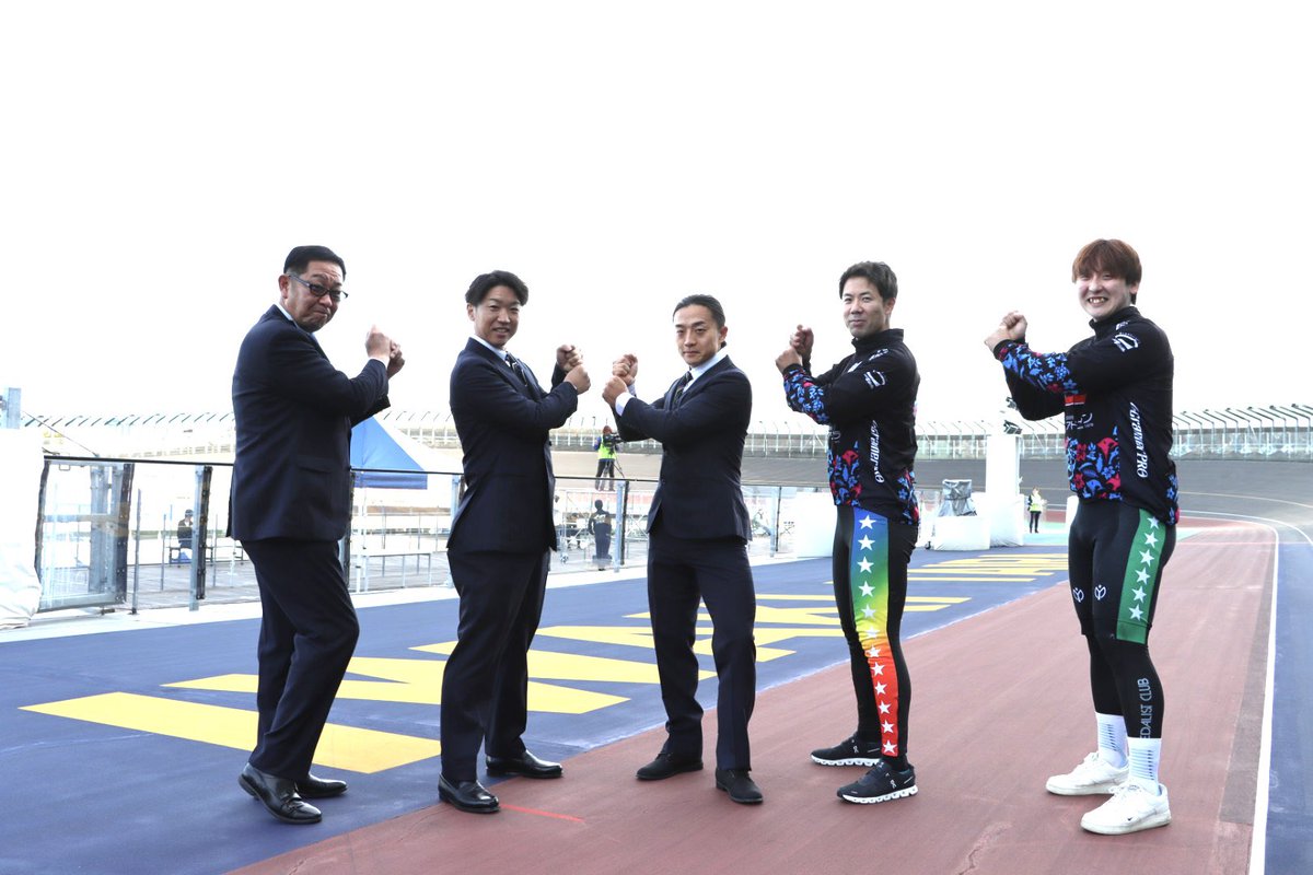 keirin_iwaki_hp's tweet photo. 開会式が行われました⭐️

【本日のスケジュール】
09:00 200mフライングタイムトライアル
12:30 1kmタイムトライアル決勝
16:00 ケイリン予選1回戦
17:30 ケイリン敗者復活戦

 #競輪甲子園 https://t.co/x9X0AfzoMa