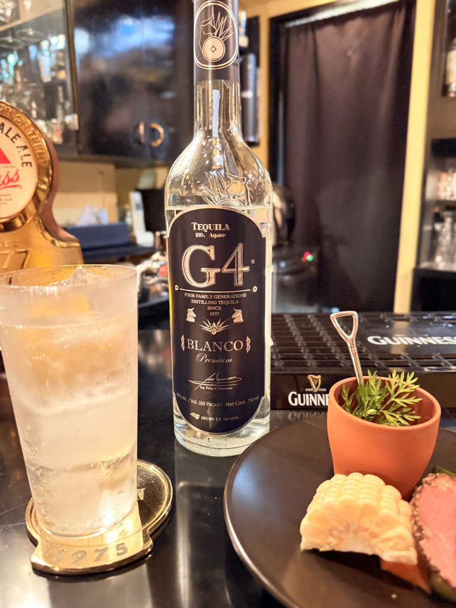 halahalhalada's tweet photo. 天童に戻りルバールスズキさんの激美味しいテキーラソーダ割りを🤗体調も良かったので非常にアガベの甘みと香り感じれて良かった…😭✨️偶然会った友人にもテキソー飲んでもろて🙌
カジェポスターもお渡しさせていただきました!
#テキーラ
#Calle23 https://t.co/PHsDkX5Lnl