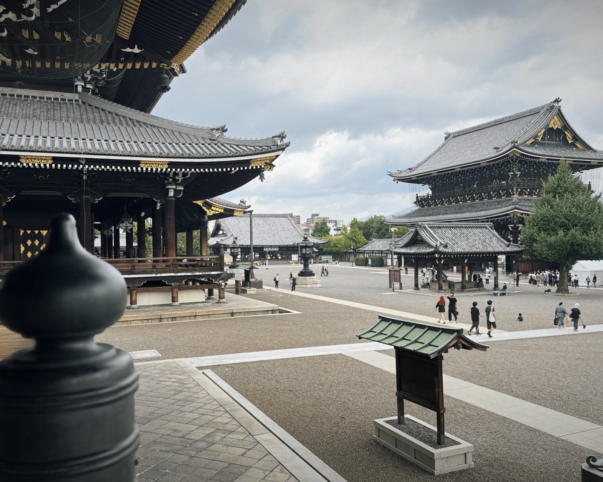 Location…Kyoto City, Kyoto 
世界最大級の木造建築として知られる東本願寺
#LeicaLUX  

#写真好きな人と繫がりたい
#streetphotography