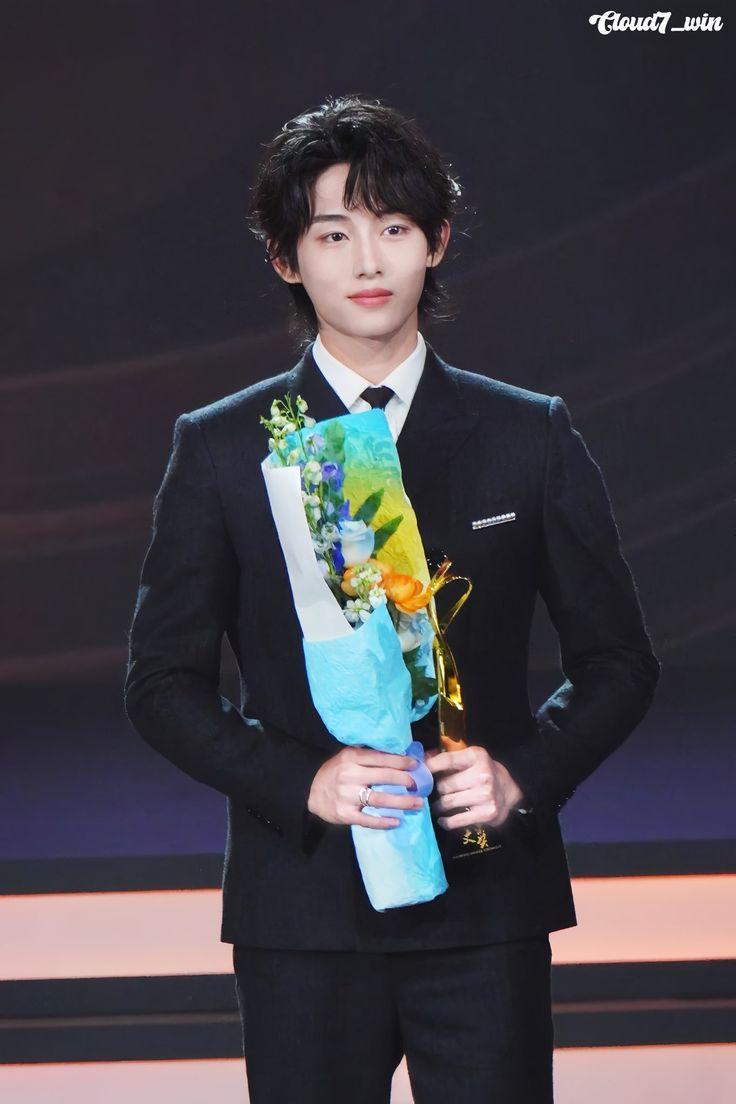 wwfolder's tweet photo. Wenrong Awards – Annual Potential Young Actor 🏆

Lifestyle Radiant Gala – Shining Breakthrough Actor 🏆

Hard work speaks louder than hate! Actor #DongSicheng #Winwin keeps winning  literally. 🏆✨ https://t.co/oMeT4J6Z9H