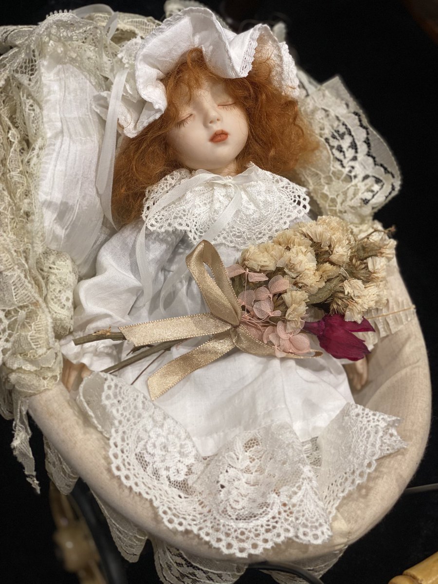 浅草橋吉徳で開催されている「うらら展」後半がスタート。

白と黒によるお人形のコントラストとインスタレーションが一体となった世界観が実にお見事。華緒のお部屋へようこそ！っていう感じでございました。

敬称略にて失礼