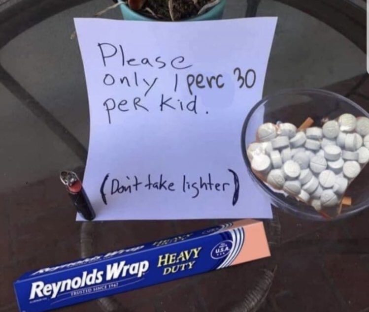 this what I left on the patio for the kiddos this halloween 👻