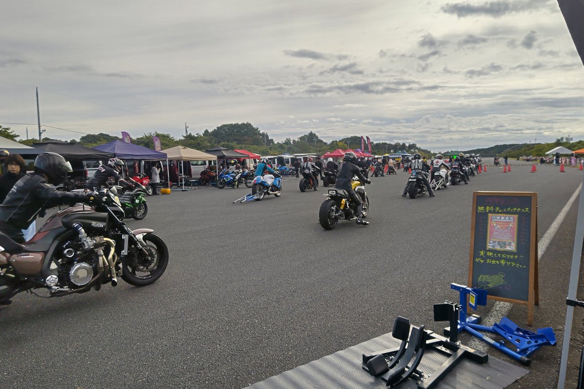 LEDServiceTOKYO's tweet image. #JDSTER
最終戦始まるよ〜

と、言う事で
昨日に引き続き
JARIで行われている
JDSTERドラッグレースの
最終戦に出店しております
#円陣家至高