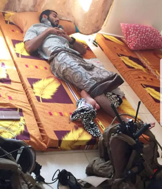 الجندي #الاماراتي عبدالرحمن المحرزي متنكر بملابس جنوبي احد المشاركين في عملية تحرير العاصمه الجنوبيه #عدن من اذناب ايران 

#حتى_لا_ننسى