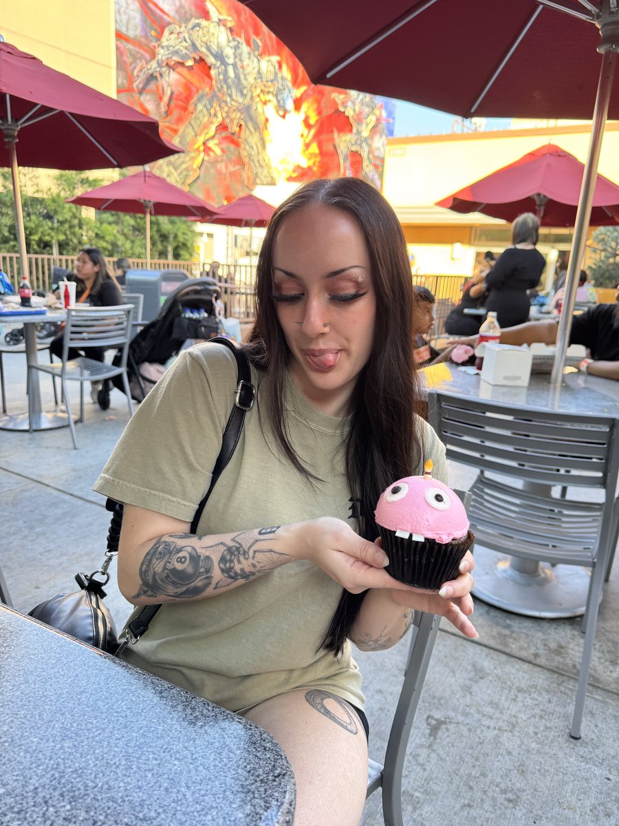 pregaming my LA headline with a fnaf cupcake btw
