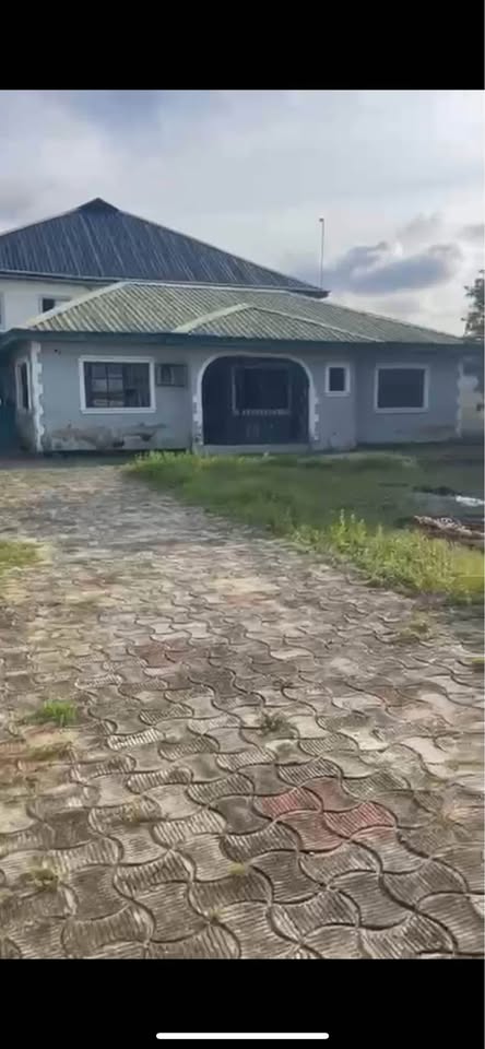 DISTRESS SALE📷📷
Massive land in front to build more !!!
STANDARD 3BEDROOM BUNGALOW
AND ROOMSELF CONTAIN
Fenced Round With Gate In Villa Estate, Badore Road Ajah
*Title*: Gazetted,
Registered survey,Deed,Family receipt
*Price*: ₦41M
