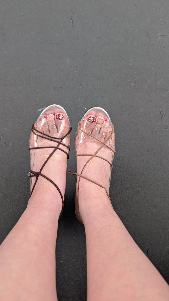 Disney_kasou's tweet photo. まだＤハロラス日の事を何も上げられて無いけど、パーク駐車場着いて即ガラスの靴(両足)の底が剥がれ、補修するもの何も持って無かったから靴を手持ちのヘアゴムで足に巻き付けて閉園まで乗り切り、今は足にキズパワーパッドだらけな事をご報告します。
この数年、毎年靴壊れてる💧
靴確認大事っ💦💦 https://t.co/COLd6GIXm9