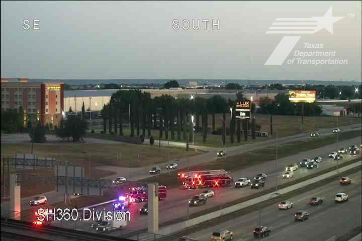 krldtraffic's tweet photo. #Arlington: NB SH-360 @ Division, a crash blocks the 2 right lanes - slow from Park Row @KRLD #KRLDTraffic #1080KRLD #trafficalert @TxDOTFortWorth #Waze #ArlingtonPD https://t.co/r3b09WkHsw