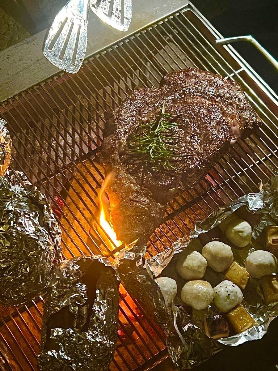 Mod19881M's tweet image. Weekend flames and good vibes 🔥🥩 Nothing beats the sound of a sizzling grill!
