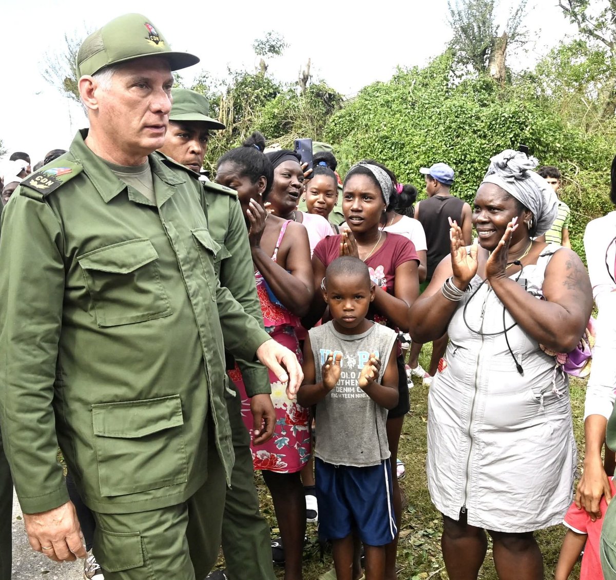 En #Cuba no se dirige por control remoto, se dirige tocando los problemas con la mano, se dirige con la fuerza del ejemplo. #FuerzaCuba #CDRCuba