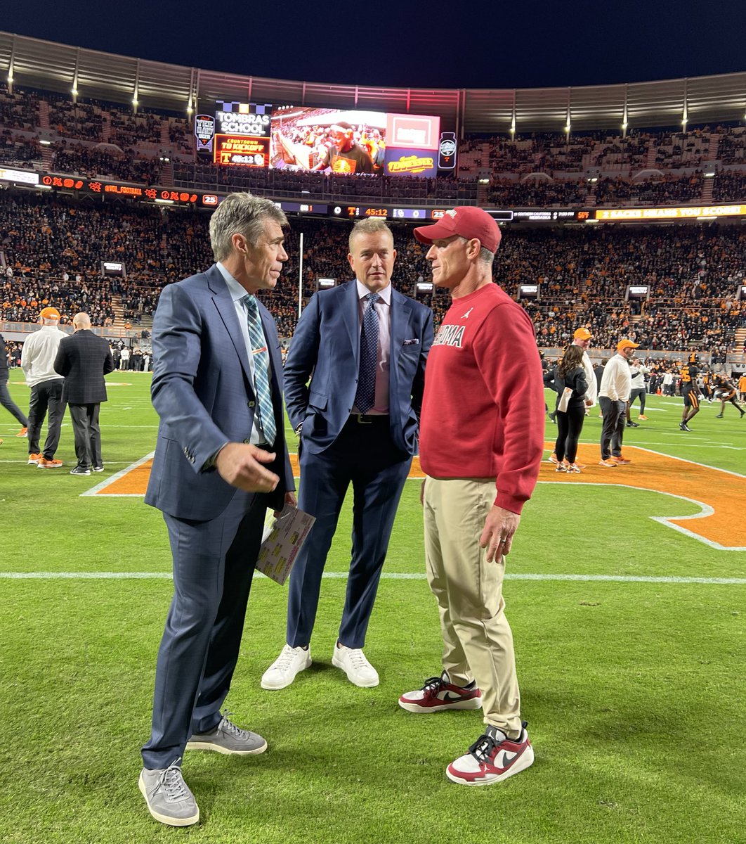 bhofheimer_espn's tweet image. Before ABC Saturday Night Football, @cbfowler and @KirkHerbstreit visit with @OU_Football head coach Brent Venables. Another big @SEC game, #OKLAvsTEN is just underway in Knoxville.

📸 via @blackfor3