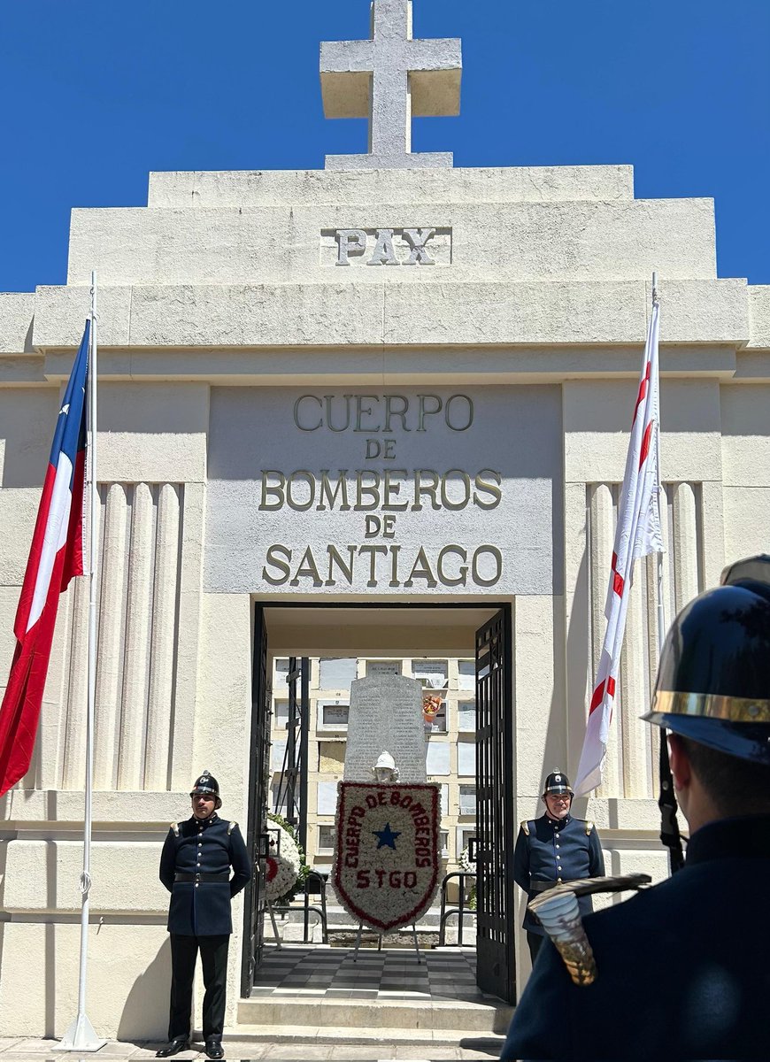 La @OctavaCBS dispuso hoy una Guardia de Honor en el Mausoleo  Institucional, en recuerdo a los Mártires, Fundadores y Voluntarios  fallecidos del Cuerpo de Bomberos de Santiago. @Super_CBS_Chile  @Comandantecbs #BomberosSantiago
