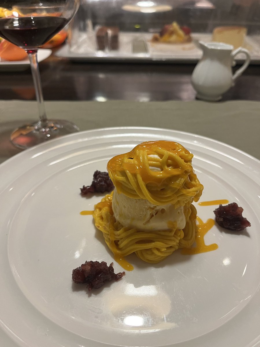 ２時間かけて食べるコース料理、マジで初手で炭水化物出されるとキレそうになる😭

後この後店でハロウｨソ胃べだったんだけど、マジでやる気なくてツノだけつけてたら周りちゃんとコスプレしててキモかった