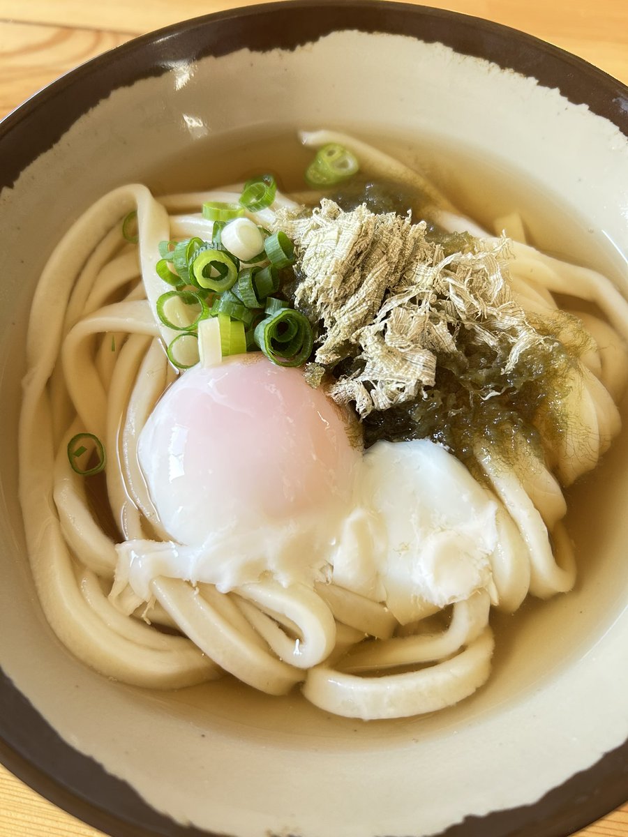 おはようございます！

いつの間にか11月でした😆✨
(ご近所さんの)金木犀の香りに包まれて
なんだかお得な気分🧡
昨日は突然の雨でしたがよかったらお外席もご利用くださいね！
温泉たまごととろろ昆布のうどん『とろこん月見』がいい感じです👍✨
たまごは生も選べます！

 #山もり