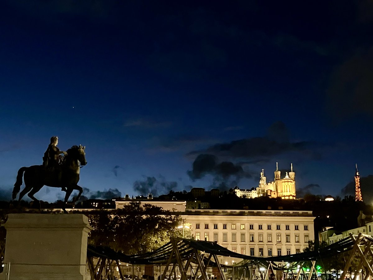 La semaine dernière, j'ai été à l'ENS de Lyon pour les Journées Internationales de #Linguistique de #Corpus 🗣️
Quelle émotion lors de ma conférence plénière! 
Un grand merci à l'équipe de <a href="/IcarLaboratoire/">Laboratoire ICAR</a> pour l'invitation et l'organisation de ce beau colloque✨
#LLL <a href="/LingOrleans/">LinguisticOrleans</a>