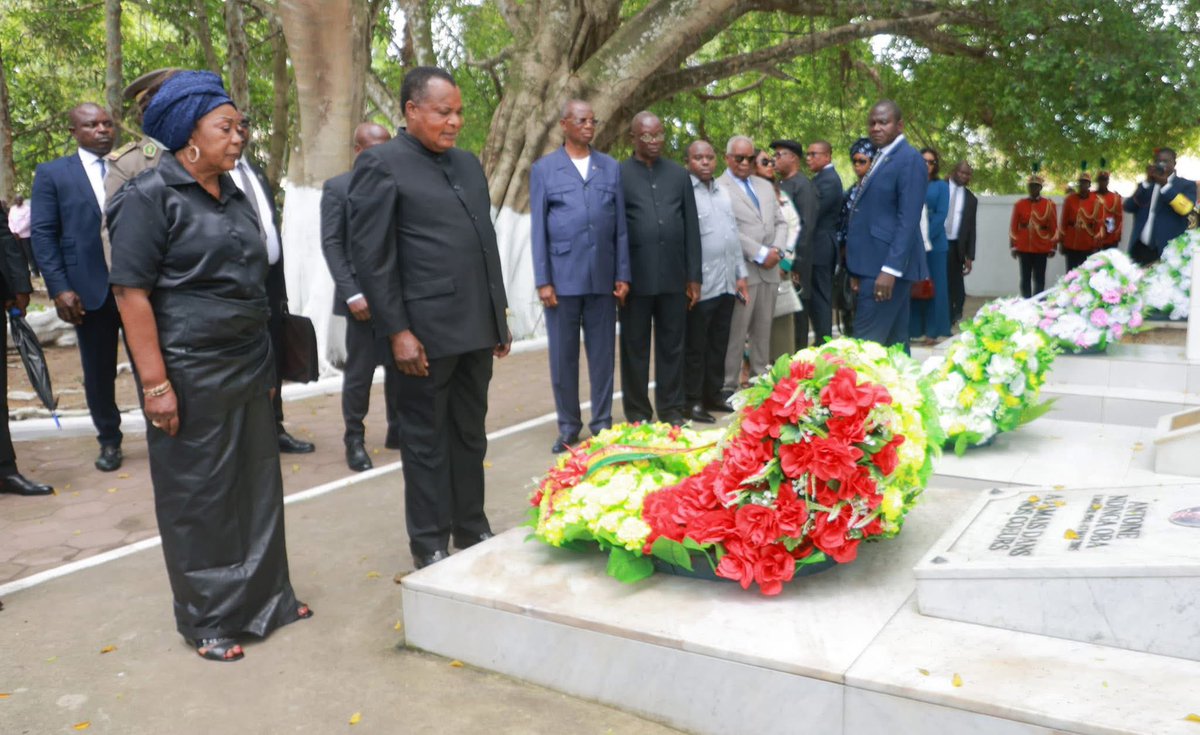 KimKimuntu's tweet image. En séjour de travail à Oyo, le Président de la République, Denis Sassou-N’Guesso, a  procédé, ce 1er novembre 2025, à #Oyo et Edou, au dépôt de gerbes de fleurs sur les tombes des membres de sa famille. Il a notamment rendu hommage à sa mère,  Emilienne Mouebara, à son père