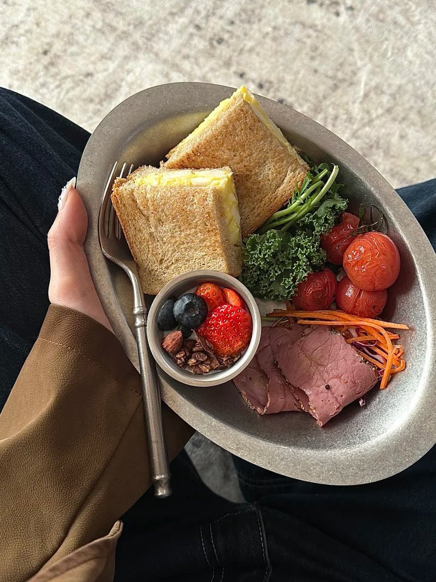 Rickcskson's tweet image. 🍳🥫🍞美味しい厚焼き卵トーストのブランチ
東京のブランチを見てよだれが出そうになり、ちょうど家に卵サラダサンドイッチがあったので、他のものを作るのが面倒で、低温でカリッと焼いてみました。これは香港の湿気の多い天気にぴったりです😗