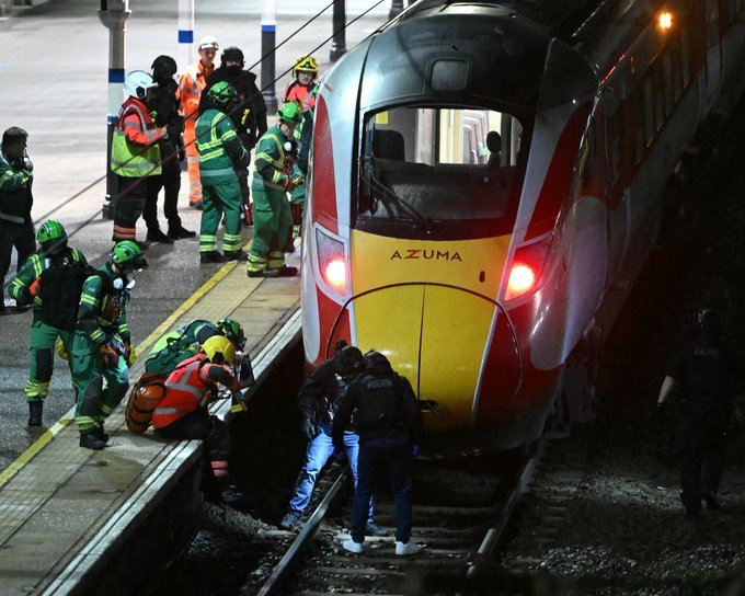 ferozwala's tweet image. #Breaking 
Starmer will 'use tonight's APPALLING train incident to fast-track IDs &amp;amp; MASS surveillance'?

🚨The stabbing incident on a train in #Huntington, #UK, is declared a terrorist Attack 

x.com/ferozwala/stat…
▪️Police have issued a “Code Plato” for the Huntingdon train
