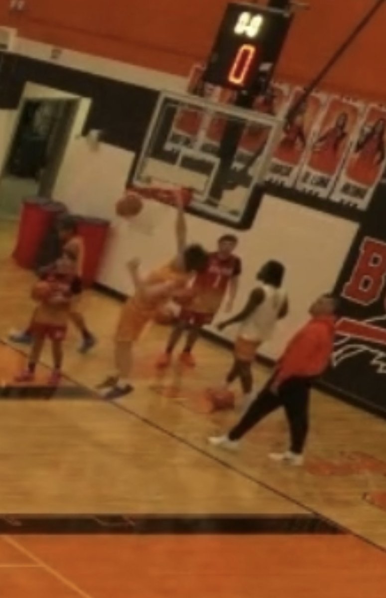 👀👀 In the words of <a href="/CoachAlanBishop/">Alan Bishop</a> “Squat goes up, bounce goes up!” Myles Fears rocking the rim!!!  <a href="/haltom_hoops/">Haltom MBB</a> <a href="/coachfearsHHS/">Coach Shannan Fears-Haltom WBB</a>