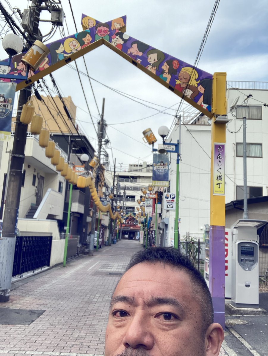 只今朝９時。
帰宅しました。

昨夜は主催のご好意でホテルに泊まらせてもらったので、試合後はたっぷりお酒を飲ませてもらいましたよ。

昨日の『しんしく横丁プロレス』どうでしたか？
楽しい大会になったとプロデューサー的には思ってます。

P.S.今日は首が痛くて左右をむけません…