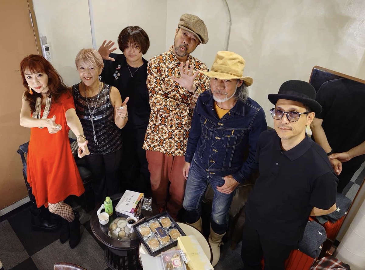 昨夜はCOSA NOSTRA ライブ
Blues Alley Japanでした！
90年代のツアーが甦る想いのなか、お客さんは地方や海外からも来るようになってます。サブスクなどでの再評価が高まっています♪
そして僕のCDをお買い上げいただいた方々ありがとうございましたヨットロック（⁉︎）なライブができるよう進みます