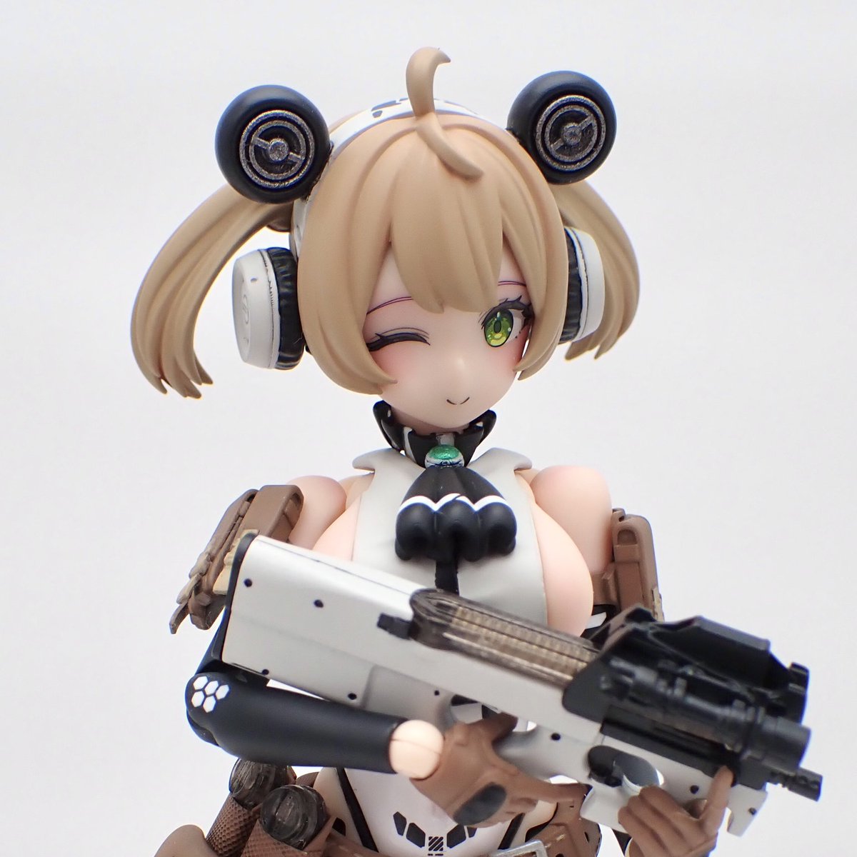 #11月になったのでフォロワーさんに自己紹介しようぜ

模型サークル「ひがしかし！」の末席を汚しております、賑やかしネタ枠担当のpandaです！

え！？お前最近プラモ作ってるのかって！？
い、いい嫌だなーちゃんと作ってますよー(震え声)
可愛い娘のウィンクで誤魔化せ誤魔化せ💦