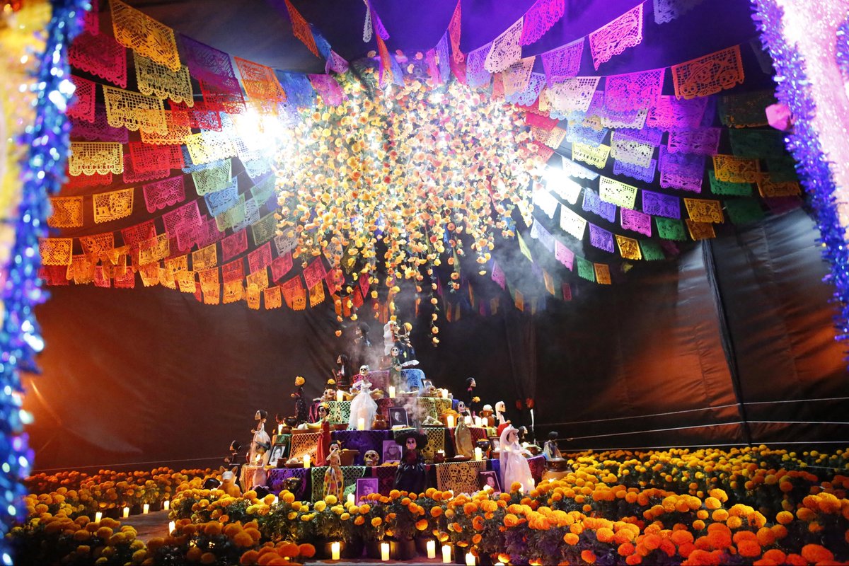 Así la ofrenda de las oficinas centrales del <a href="/ISSSTE_mx/">ISSSTE</a>, elaborada por las y los trabajadores del instituto. 

Llena de arte, color y tradición, busca honrar la memoria de quienes ya no están físicamente.