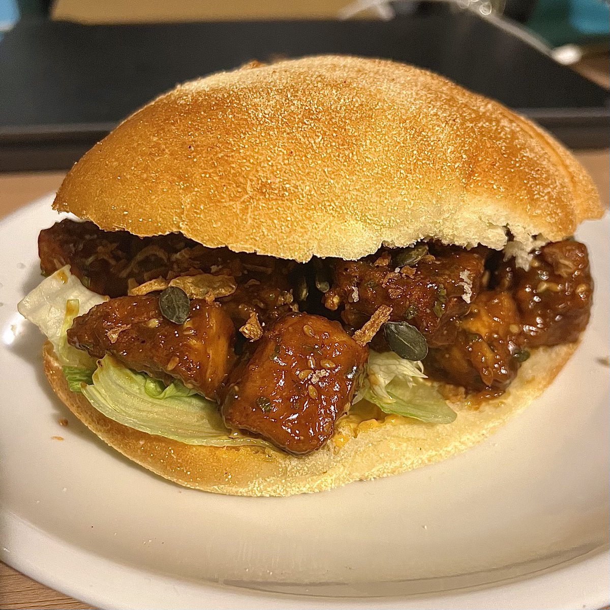 Yioni-Evolve #9 - Cuisine (3) 👨‍🍳

Burger Tofu crispy teriyaki⭐️
Extra : graines de courge, oignons frits et sauce samouraï

Je n'ai pas fait le pain, cette fois-ci…