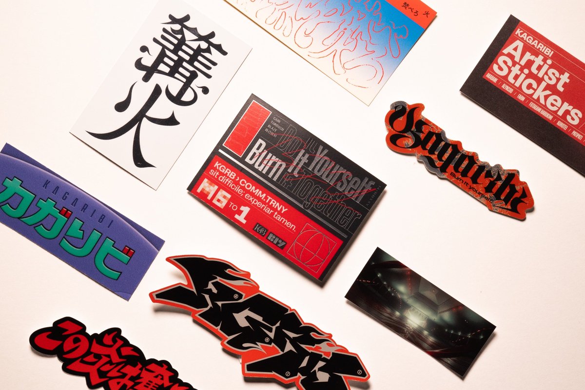 ■ステッカー
Artist・Logo / symbol

8名の篝火内外のデザイナーたちがオリジナルのレタリング/グラフィックで構成したオリジナルのステッカー。スマートフォンの背面にも挟みやすいサイズで、ラップトップやSwitchを彩ろう。