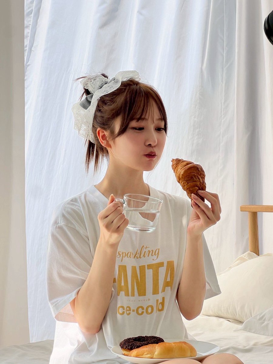 🌤️加藤史帆2026カレンダー 受注終了まであと5日🤤 パン片手に