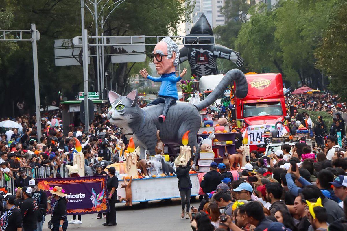 diario24horas's tweet photo. @SaraiCruzS 💀🎉 El Desfile de Día de Muertos 2025 iluminó la CDMX con miles de participantes, homenajeando a íconos como Paquita la del Barrio y Tongolele. 🌼🇲🇽 

https://t.co/XN1BFklBs4

📸Gabriel Morales / Diario 24 Horas https://t.co/AxYqMmUyPx