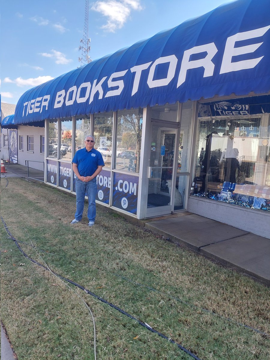 precisionpaintc's tweet image. &quot;AS A STUDENT, ATTENDING THE @uofmemphis, I NEVER INVISIONED, THAT I WOULD HAVE DONE WORK FOR THE @TigerBookstore .&quot; &quot;MS. KRISTY JEFFORDS, I AM ECSTATIC, TO HAVE YOU, AS OUR CLIENT.&quot; &quot;TRUTH BE TOLD, I BOUGHT MANY BOOKS AND APPAREL FROM YOUR STORE.&quot;