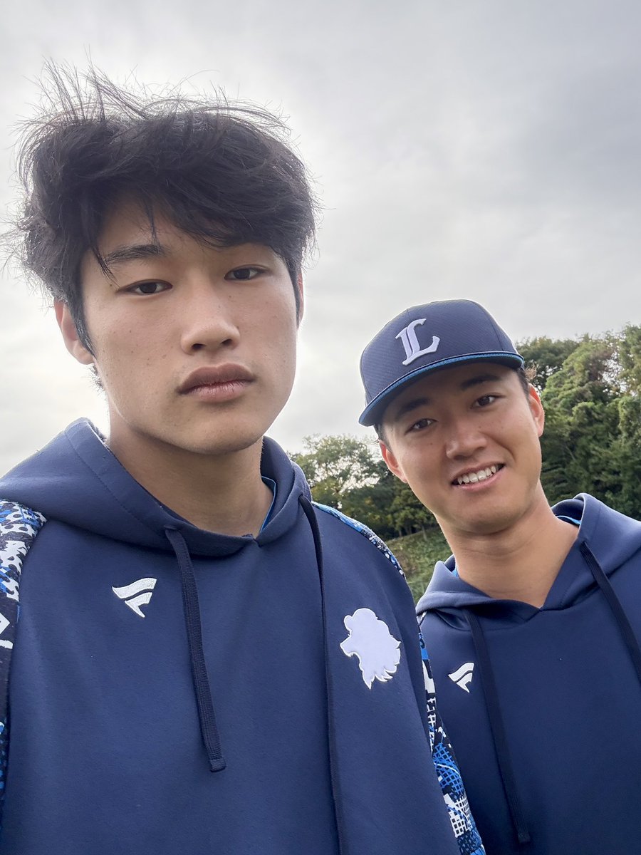 羽田慎之介 投手と #菅井信也 投手の自撮りをお届け。 今朝この二人で