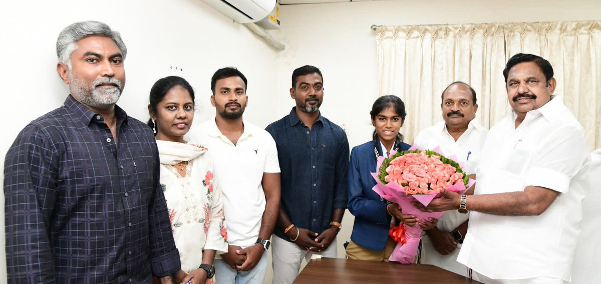 AIADMKITWINGOFL's tweet image. பஹ்ரைன் நாட்டில் நடைபெற்ற 3வது ஆசிய இளையோர் விளையாட்டுப் போட்டியில் 400 மீட்டரில் வெள்ளிப் பதக்கமும், 1000 மீட்டர் மெட்லி ரிலேவில் வெள்ளிப் பதக்கமும் வென்று நாட்டிற்கு பெருமை சேர்த்த திருநெல்வேலி மாவட்டத்தை சார்ந்த எட்வினா ஜெய்சன், மாண்புமிகு கழகப் பொதுச்செயலாளர் புரட்சித்தமிழர்…