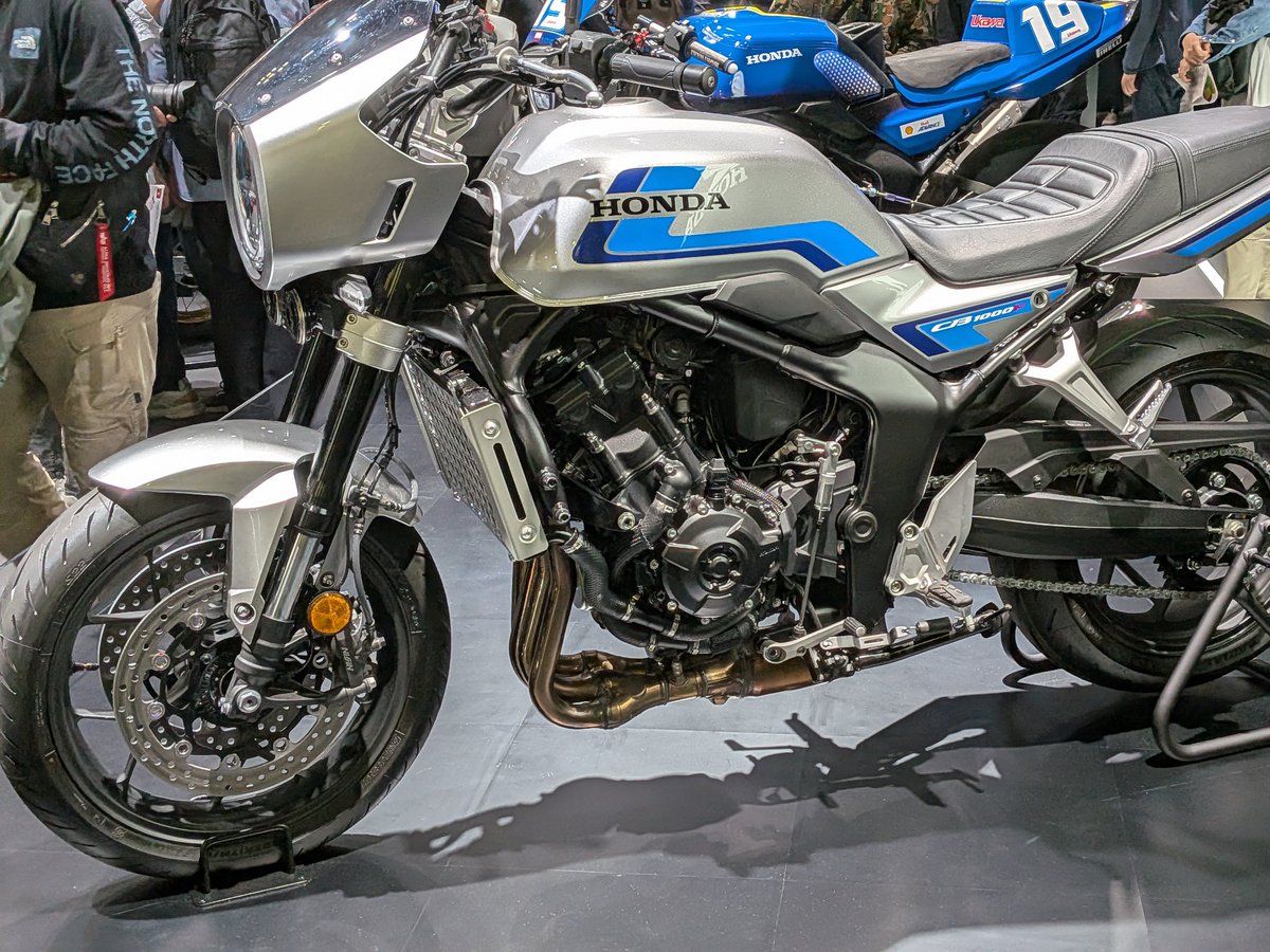 155rider's tweet photo. どうしてもバイクに目が行く
四輪も見よう https://t.co/qCJzvjnUnY