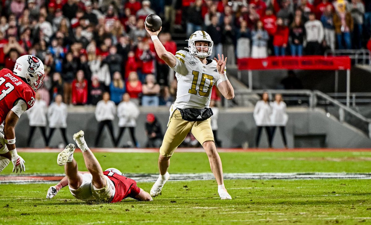 Haynes King vs. NC State tonight:

511 total yards
4 total touchdowns

Defense couldn’t get the job done for the Yellow Jackets.