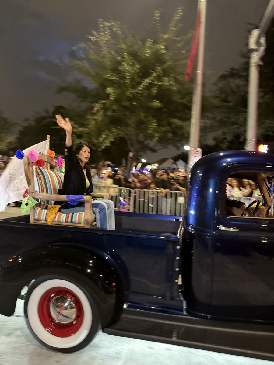 The Houston Día de los Muertos parade made its return to downtown for a 5th year. 

Happy to celebrate with everyone who braved the rain!