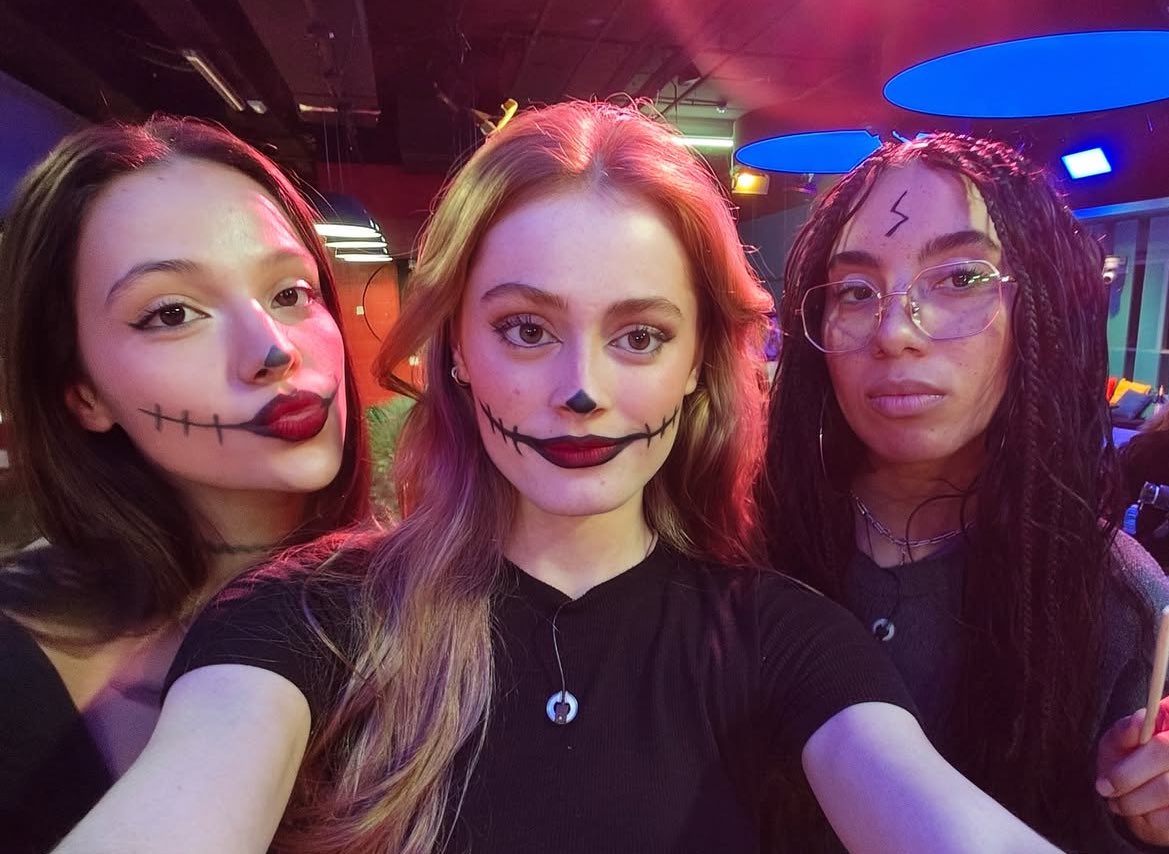 ninguna emma fue obligada a maquillarse y disfrazarse. Os amo mis chicas <a href="/mcssygxrl/">𝓜𝑖𝑎</a> <a href="/APEGOFER0Z/">𝓢ilvia.</a>