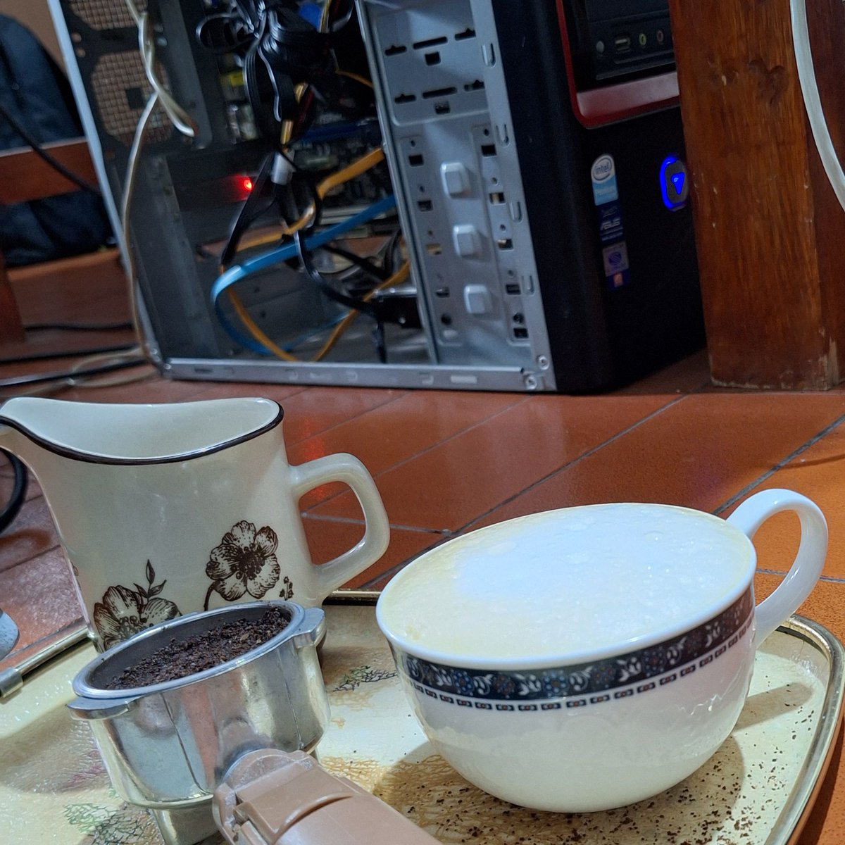 rahard's tweet image. kopi pagi ini. melantai dulu.
#coffee #kopi