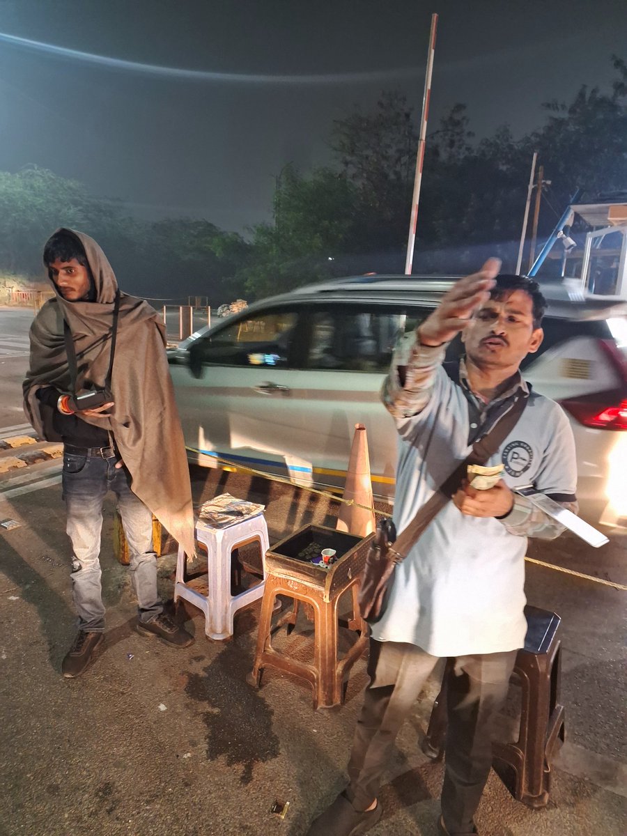 anuragtriapt's tweet photo. @RailMinIndia लूट का केंद्र बन रहा है रेलवे. आनंद विहार पर पार्किंग के नाम पर भी खुली लूट. ड्रॉपिंग के भी वसूले जा रहे हैं पैसे. यात्रियों से पार्किंग माफिया कर रहे हैं अभद्र व्यवहार.@PMOIndia https://t.co/8E3ToCw4QF