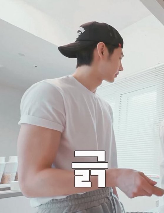 hoonglazer's tweet image. can he give me a headlock thanks😂😂