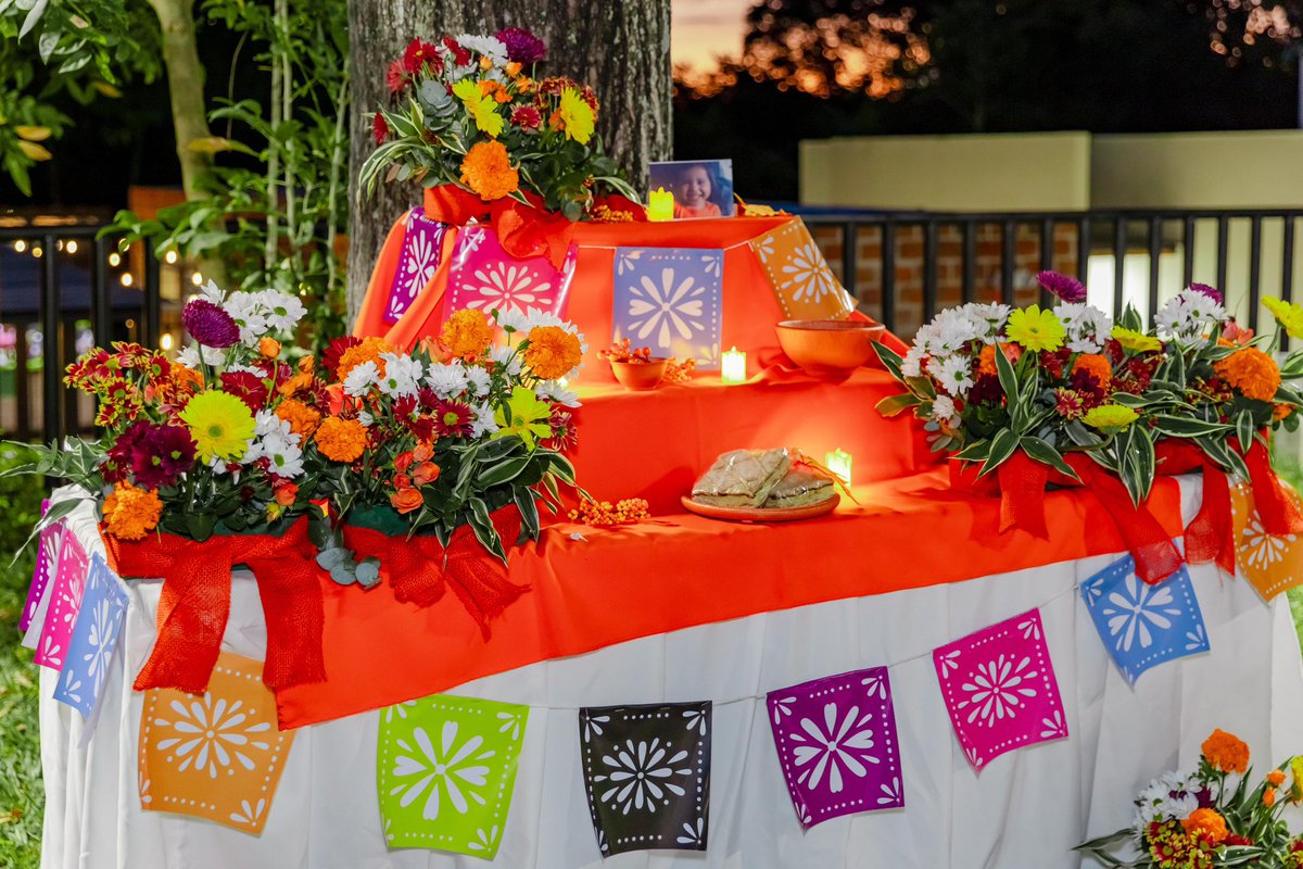 mercadosSV's tweet image. Encendemos velas para iluminar el camino, pero también para recordarnos que todavía hay luz en lo que amamos. ✨