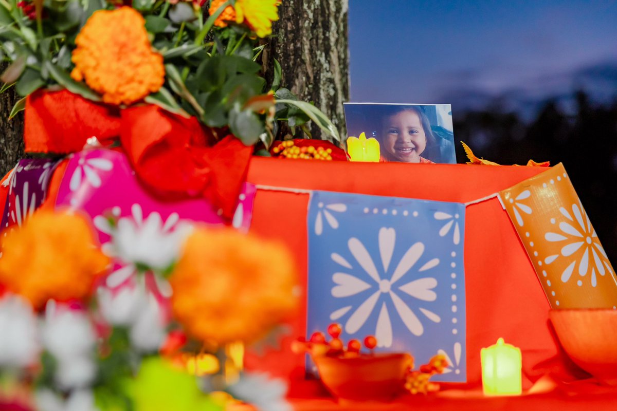 mercadosSV's tweet image. Encendemos velas para iluminar el camino, pero también para recordarnos que todavía hay luz en lo que amamos. ✨